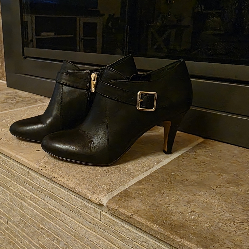Vince Camuto Vonilesa Black Ankle Booties with Buckle 7M